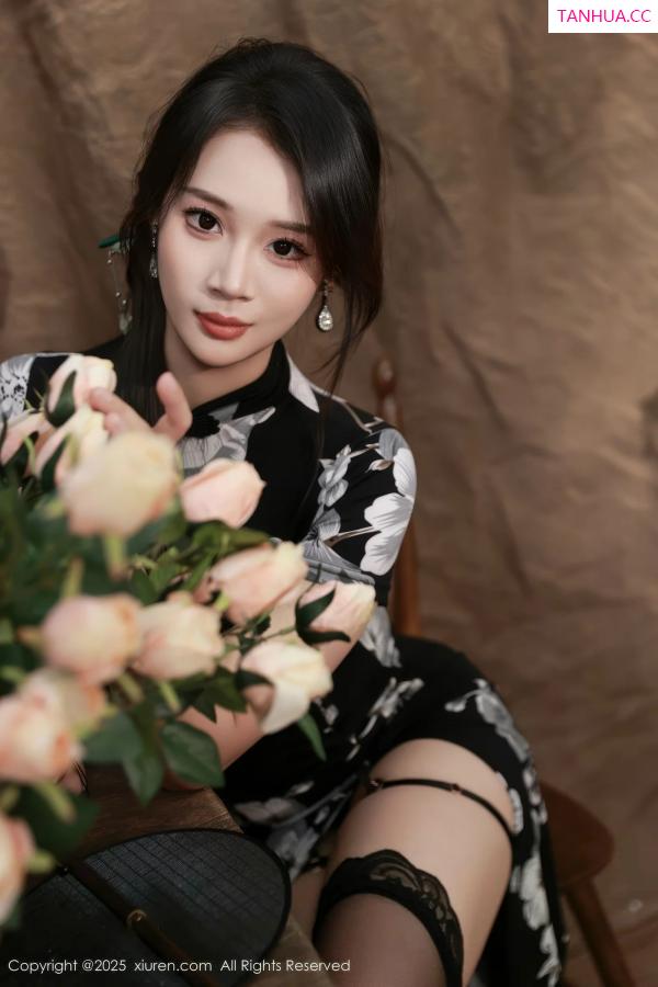   [XiuRen]高清写真图 2025.08.15 No.10655 南乔 黑色旗袍第15张图片